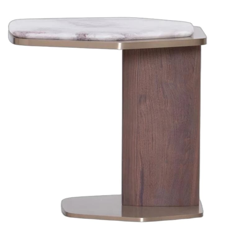 Mesa auxiliar en C con pie en tono madera y base dorada 55 × 47 cm