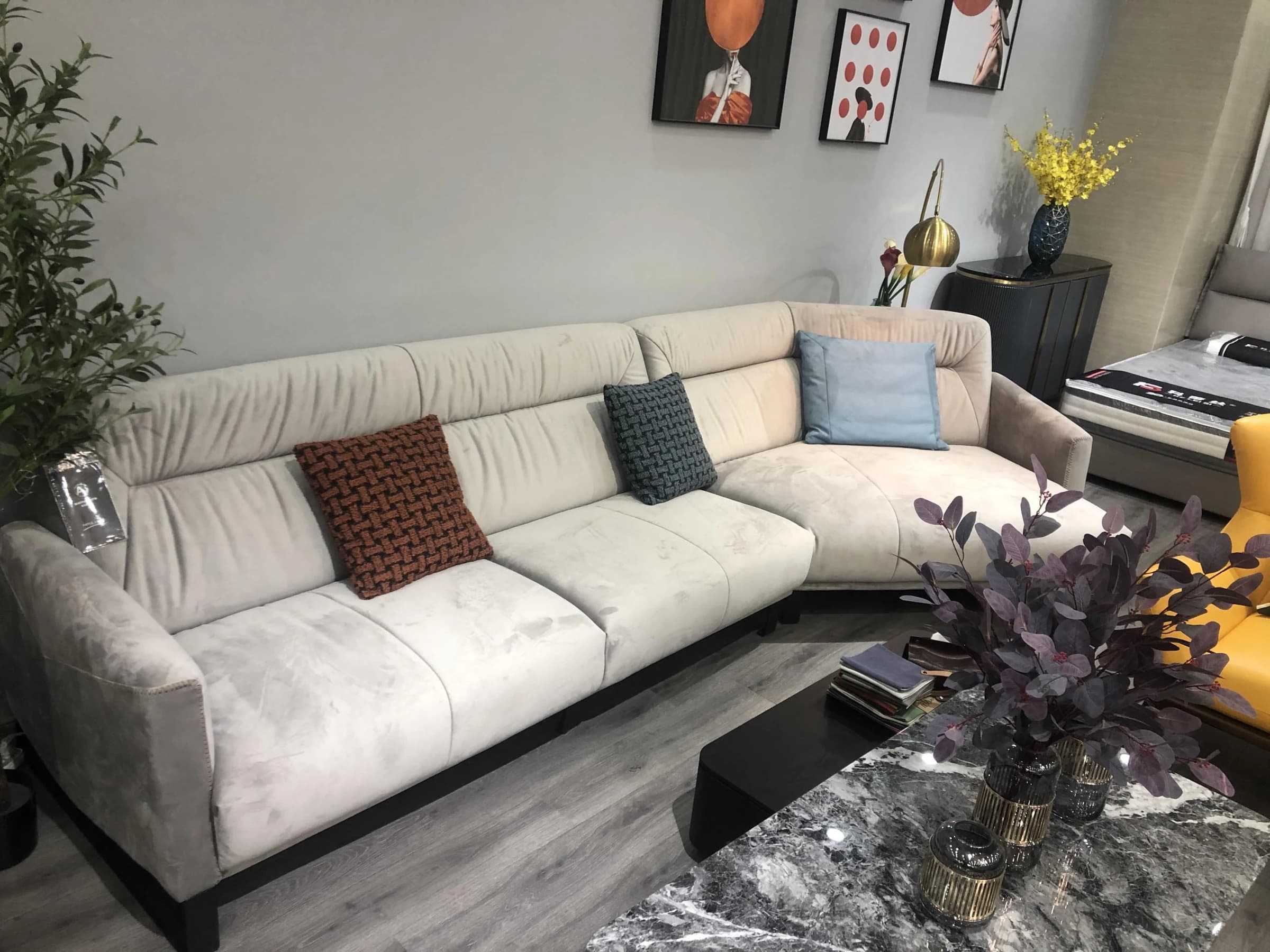 Sofá Garbo · Sofá con chaise curva y base de tono metálico 376 × 135 cm