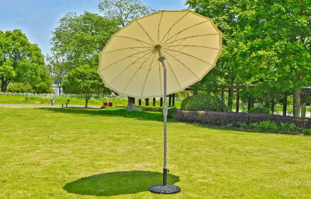 Sombrilla de mástil central con varillas de fibra de vidrio