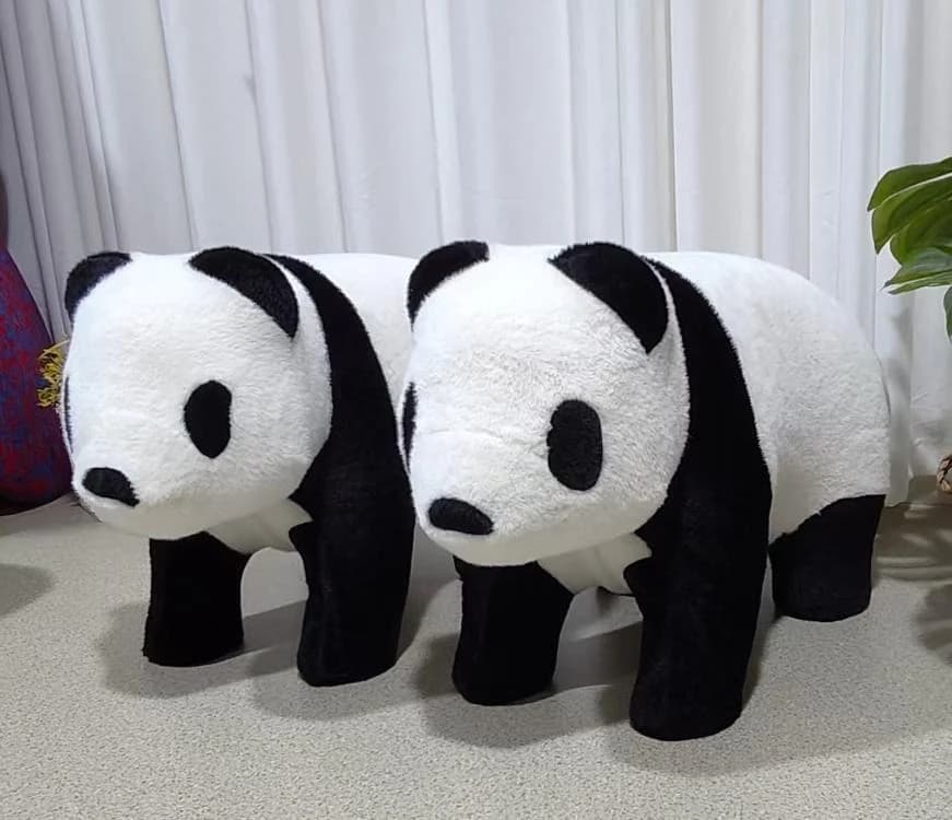Puf Neiba · Puf con forma de oso panda parado 76 × 35 × 45 cm