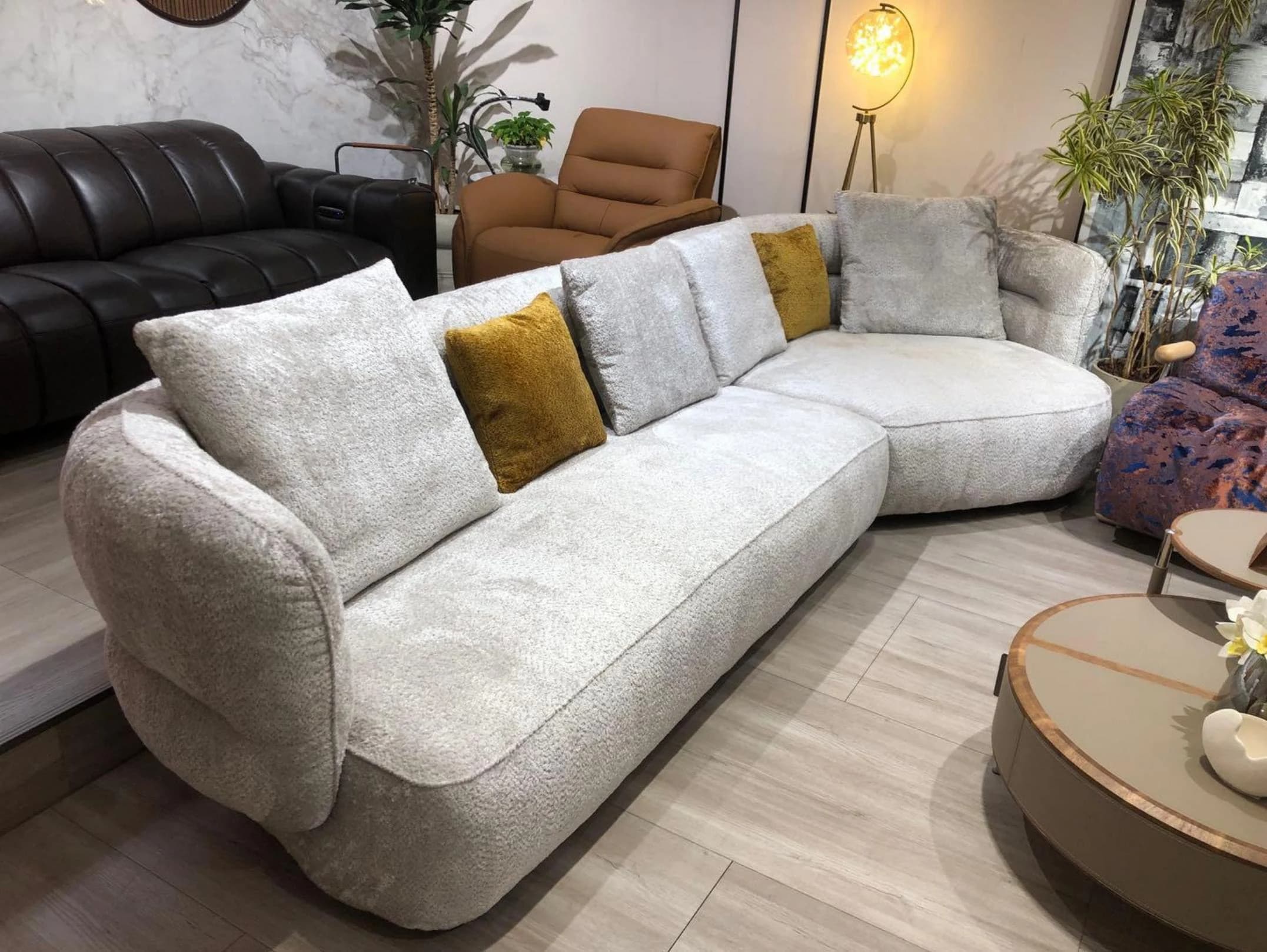 Sofá Abrigo · Sofá esquinero curvo con chaise y almohadones de respaldo 370 × 150 cm