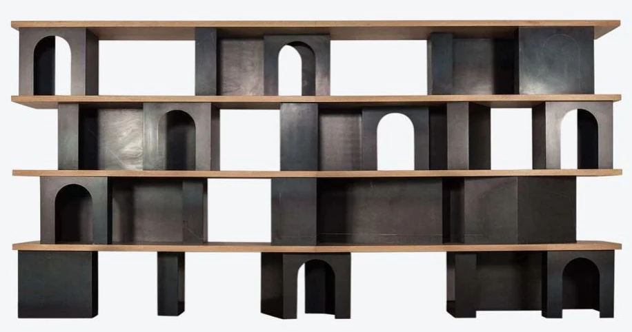 Biblioteca baja de estantes con arcos