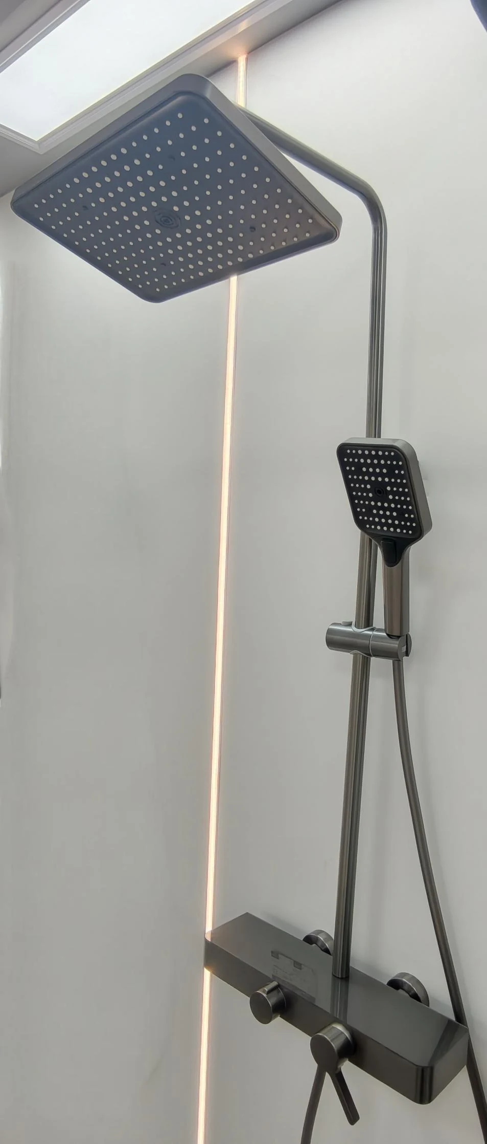 Columna de ducha con lluvia cuadrada y repisa de vidrio negro de 38 cm