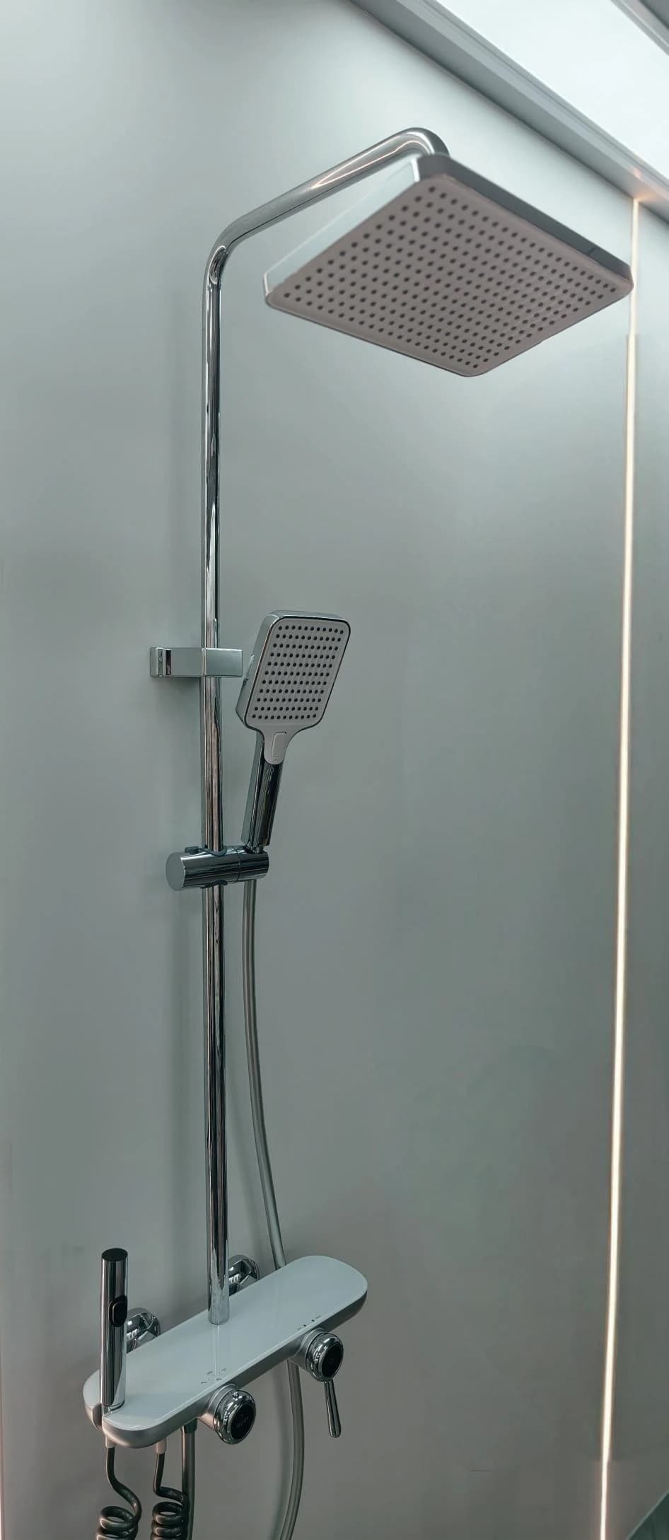 Columna de ducha con lluvia cuadrada, repisa de vidrio de 36 cm y pistola de limpieza