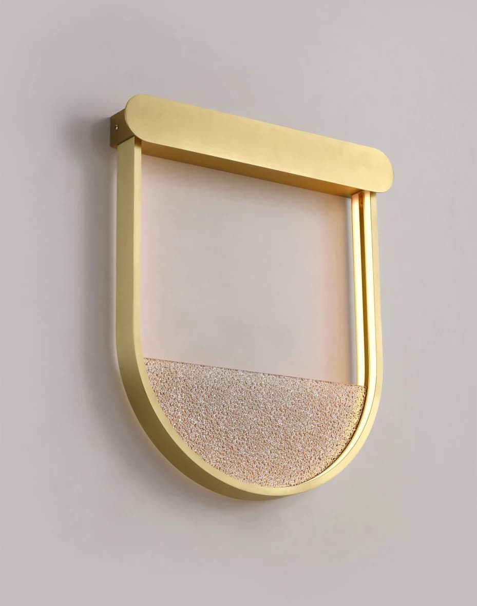 Aplique de arco dorado con vidrio texturado 36 cm