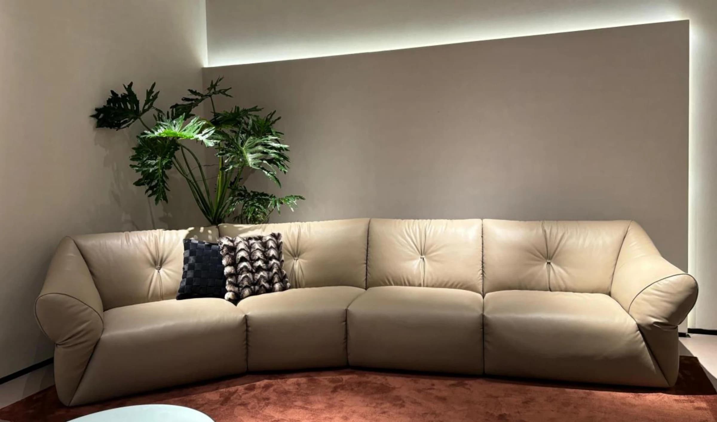 Sofá Nana · Sofá curvo de cuatro módulos con capitoné 410 × 103 cm