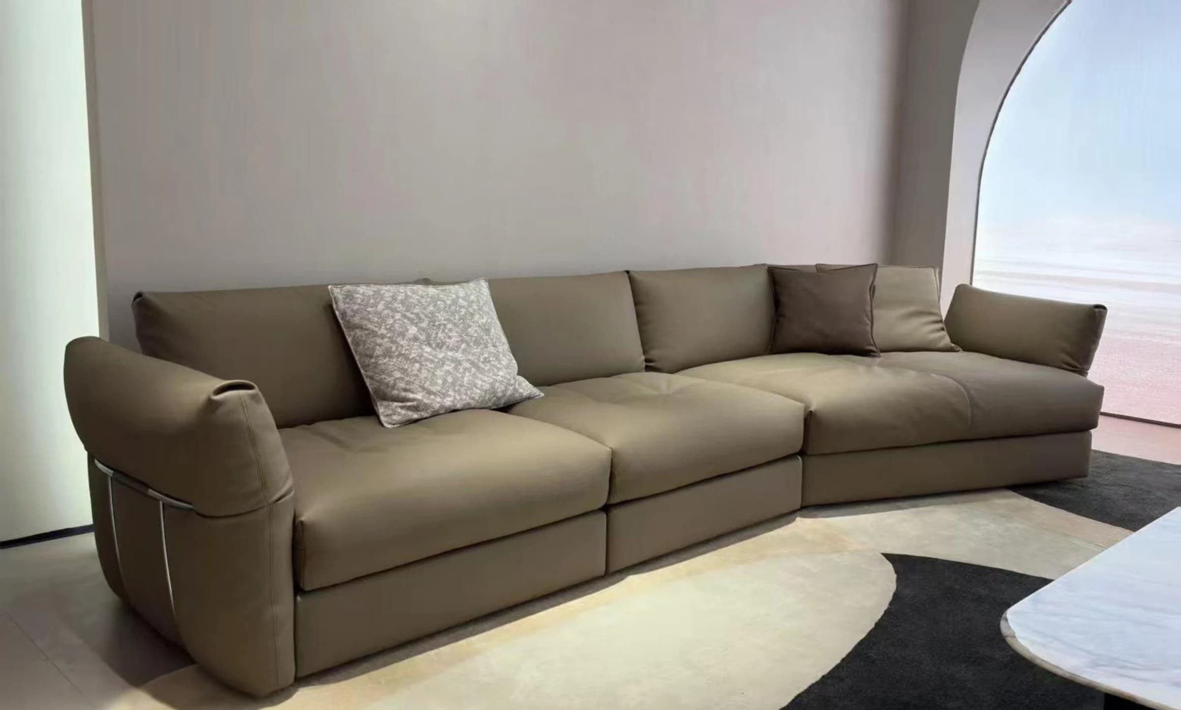 Sofá Nare · Sofá con chaise y brazos redondeados