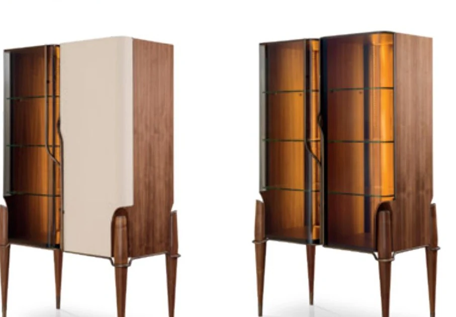 Vitrina con puertas de vidrio bronceado y patas finas