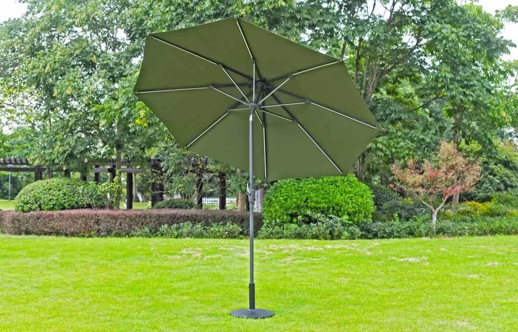Sombrilla de mástil central con tira de luz solar